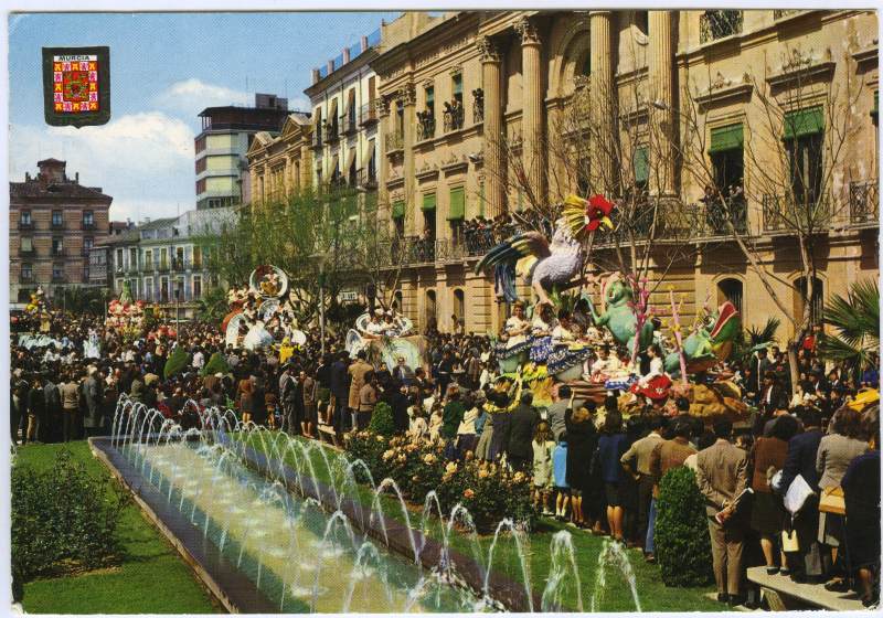 Postal de carrozas del Bando de la Huerta desfilando por la Glorieta de España.