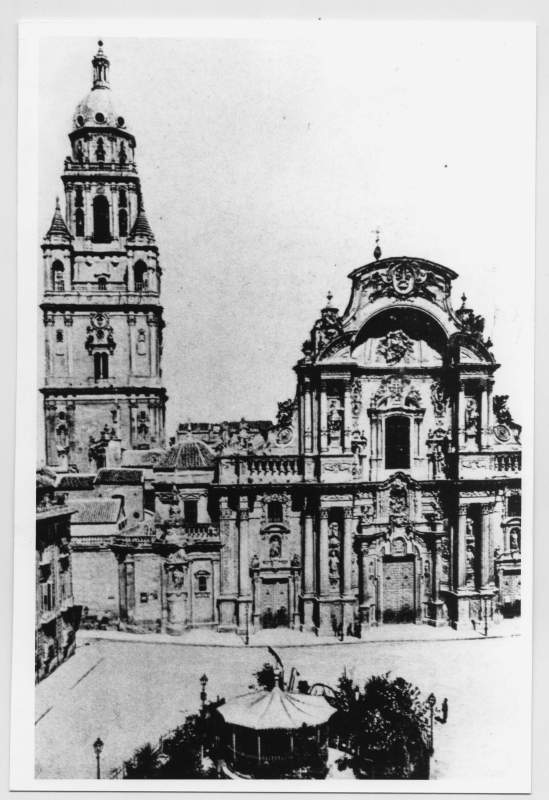 Reproducción de fotografía de la fachada principal de la Catedral.