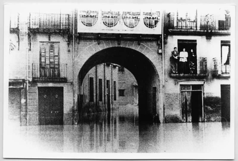 Fotografía del Arco y plaza de Camachos inundados. 