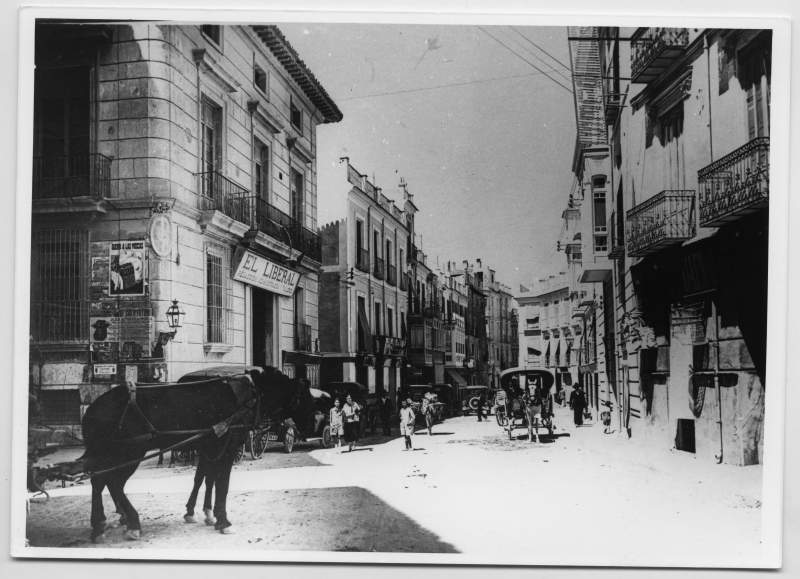 Reproducción de una fotografía de la calle Jara Carrillo con el palacio del Santo Cristo ocupado por el períodico 