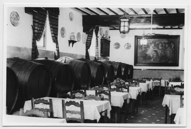 Fotografía del comedor de los barriles del restaurante Rincón de Pepe.