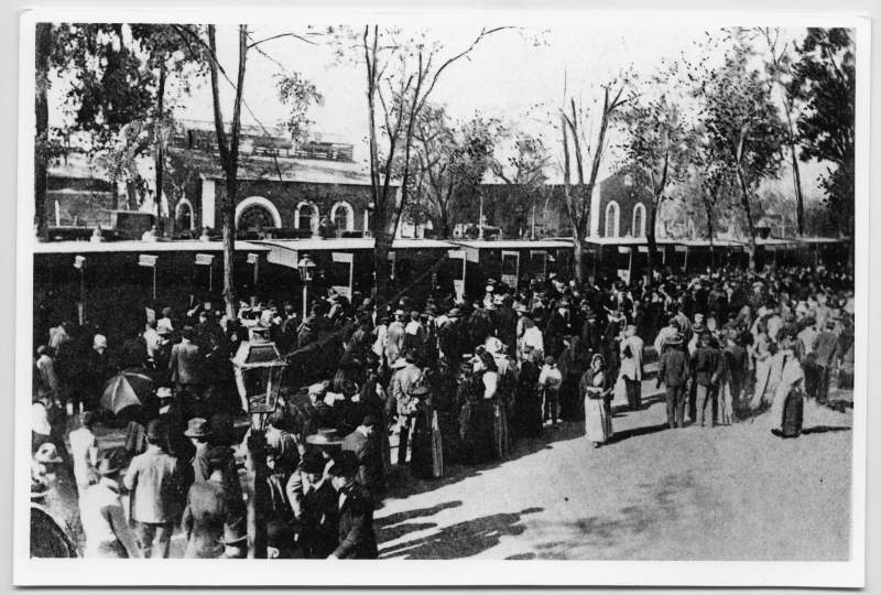 Reproducción de una fotografía de la llegada del Tren Botijo a Murcia.