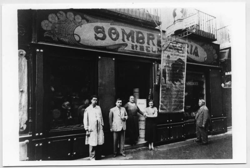 Reproducción de una fotografía del exterior de la sombrerería Belmonte.
