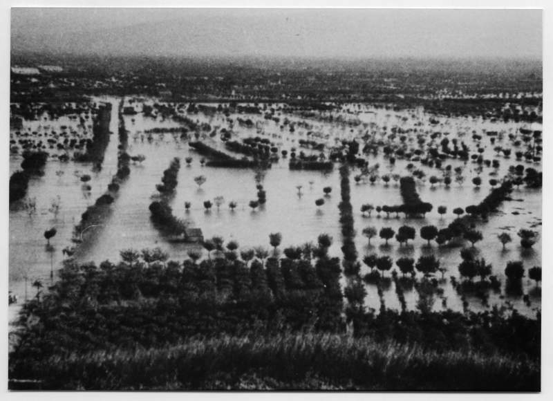 Reproducción de una fotografía panorámica de la huerta inundada por el río Segura aguas abajo de Murcia.