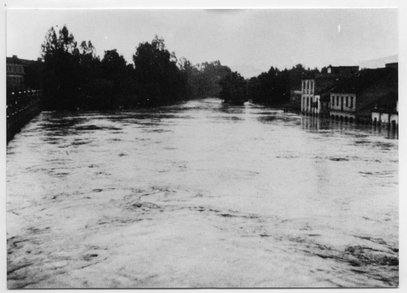 Reproducción de una fotografía la riada a su paso por el Puente Viejo.