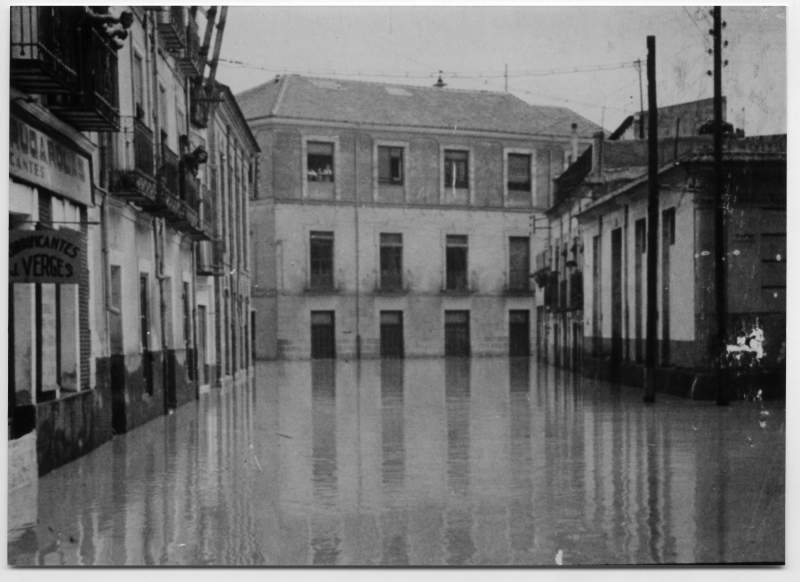 Reproducción de una fotografía de una calle inundada, próxima a Los Molinos del Río.