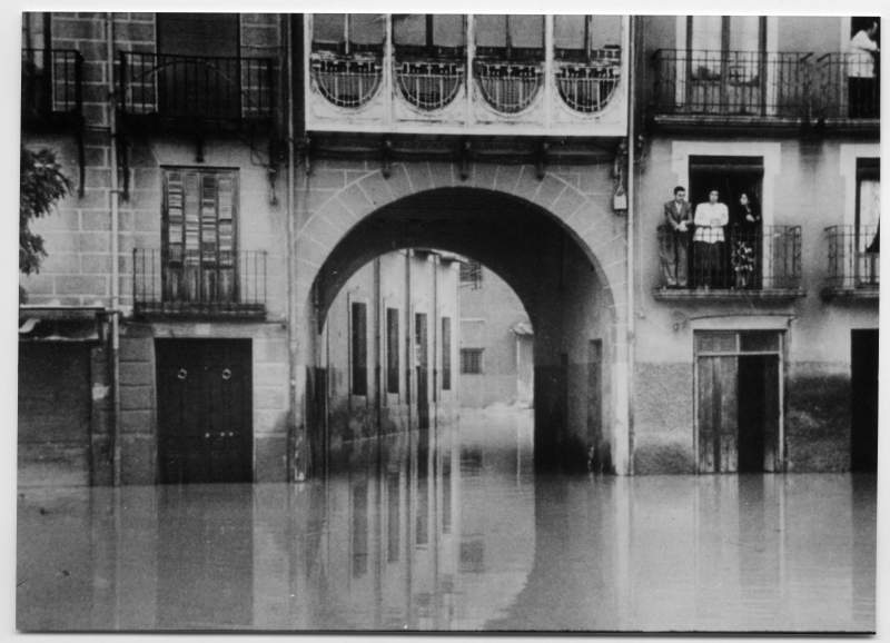 Reproducción de una fotografía del arco y la plaza de Camachos inundados.