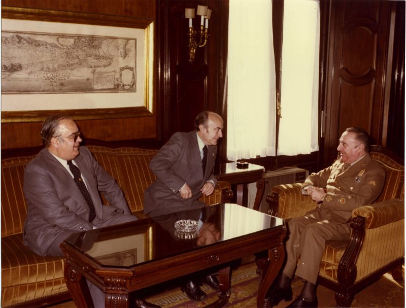 Fotografía de la visita del presidente Pérez Crespo y del gobernador Federico Gallo al capitán general de Cataluña, Antonio Ibáñez Freire.