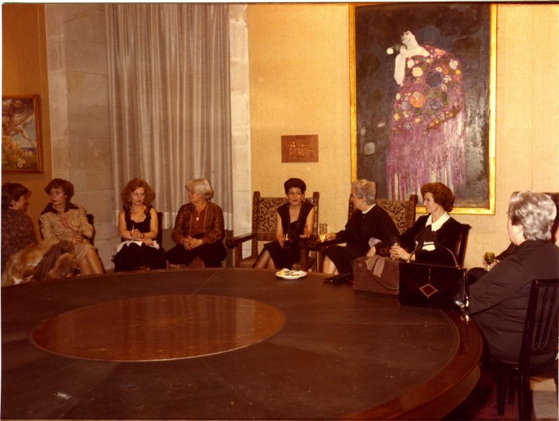 Fotografía de un grupo de esposas de representantes políticos durante un cóctel en el palacio de la Generalitat en Barcelona.
