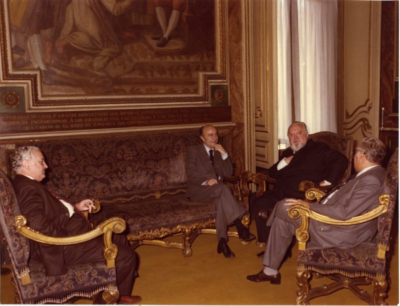 Dos inastantes de la visita del presidente Pérez Crespo y del gobernador Federico Gallo al gobernador civil de Barcelona, José María Belloch Puig.