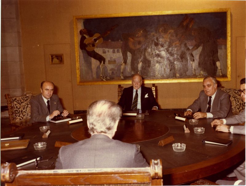 Imagen de la reunión con un representate de la Caja de Ahorros de Barcelona en el Palau de la Generalitat.