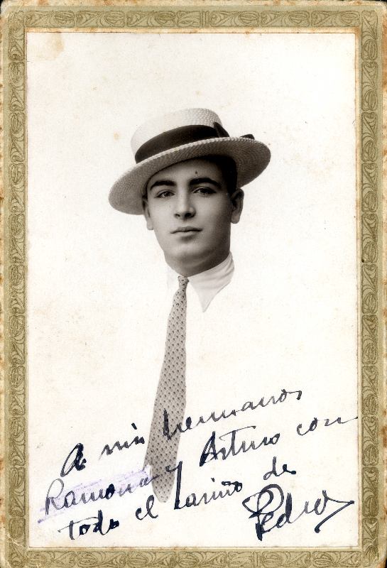 Retrato de un joven con sombrero canotier.