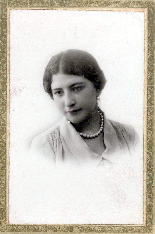 Retrato de señorita con collar de perlas.