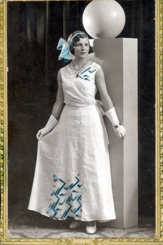 Retrato de dama con lazo y guantes.