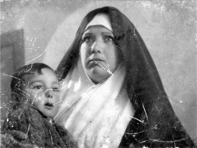 Retrato de monja con niño.