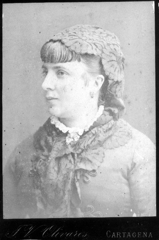 Retrato de señora con pañuelo.