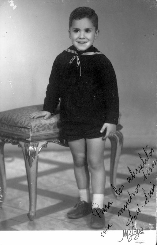 Retrato de niño con pantalón corto.