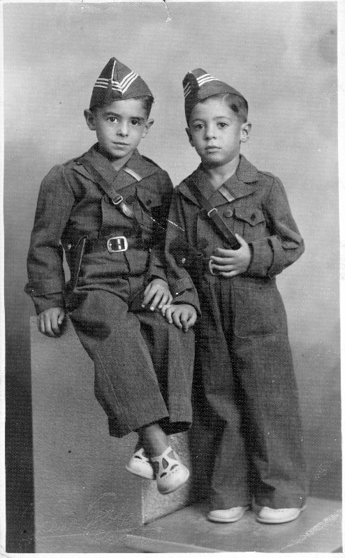 Retrato de los niños Antonio y José López Ruiz vestidos de milicianos.