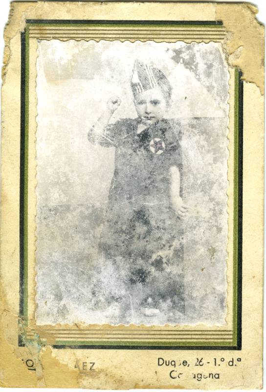 Retrato de niño vestido de miliciano.