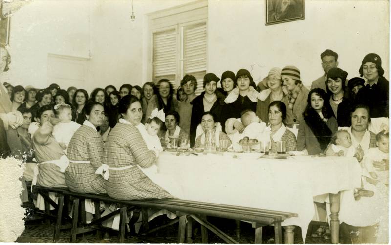 Grupo de señoras  y madres con niños en una institución benéfica de Cartagena.