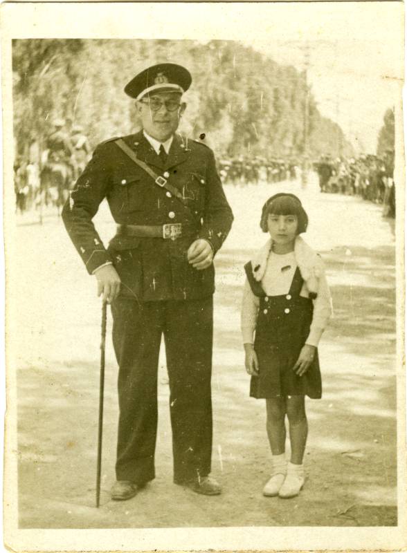 Retrato de agente uniformado y una niña, el día de la República.