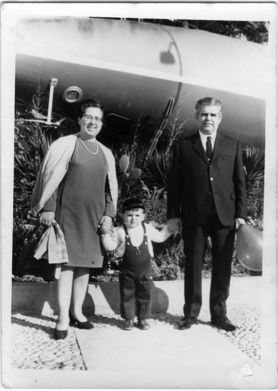 Retrato de familia delante del submarino Peral.