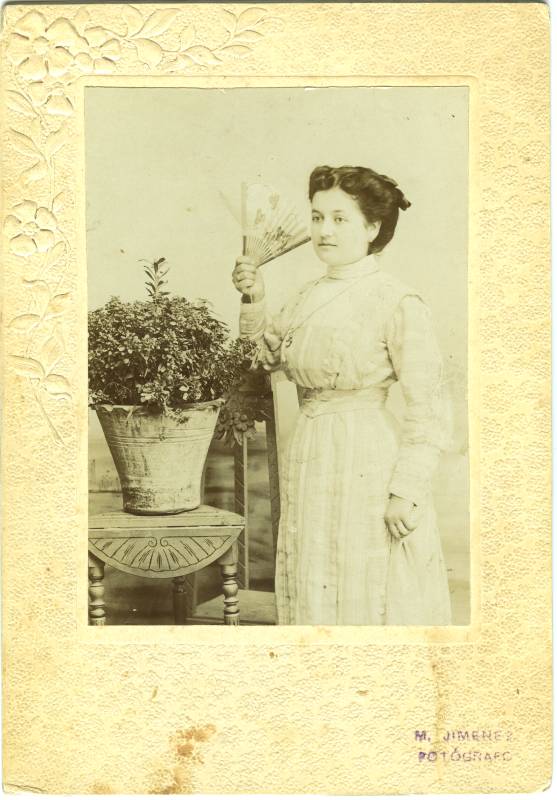 Retrato de señora con abanico y maceta, de M. Jiménez.