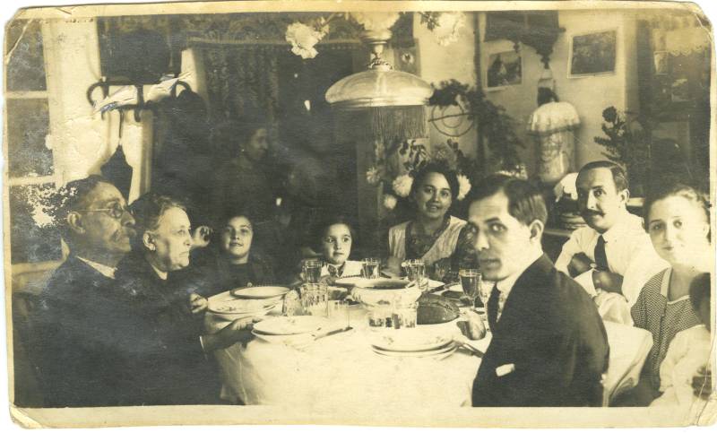 Retrato de familia en torno a la mesa del comedor.