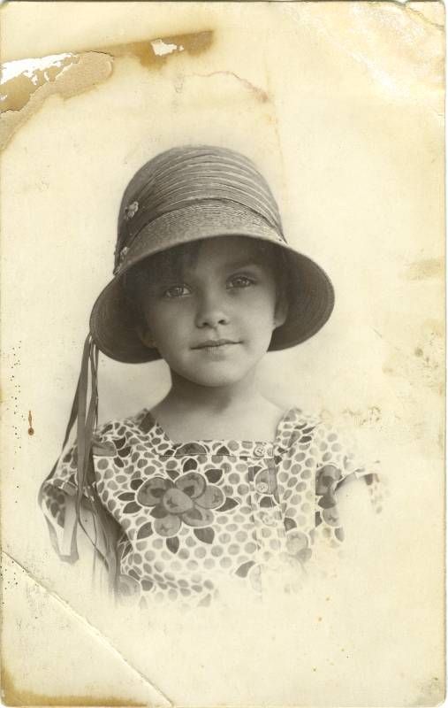 Retrato de niña con sombrero.