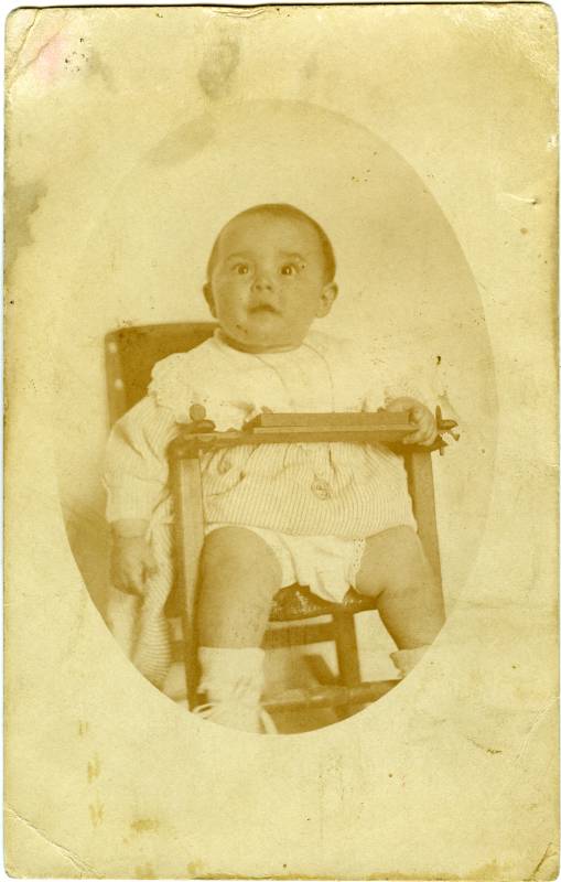 Retrato de un bebé en la trona.