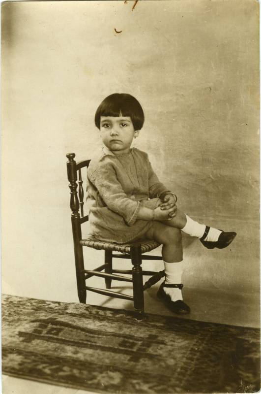Retrato de una niña en la silla.