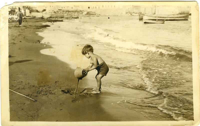 Retrato de una niña jugando en la playa.