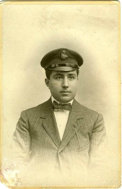 Retrato de un joven con gorra del club de regatas.