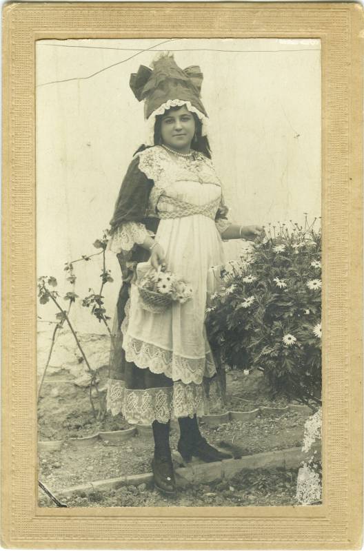 Retrato de una señorita con traje regional.