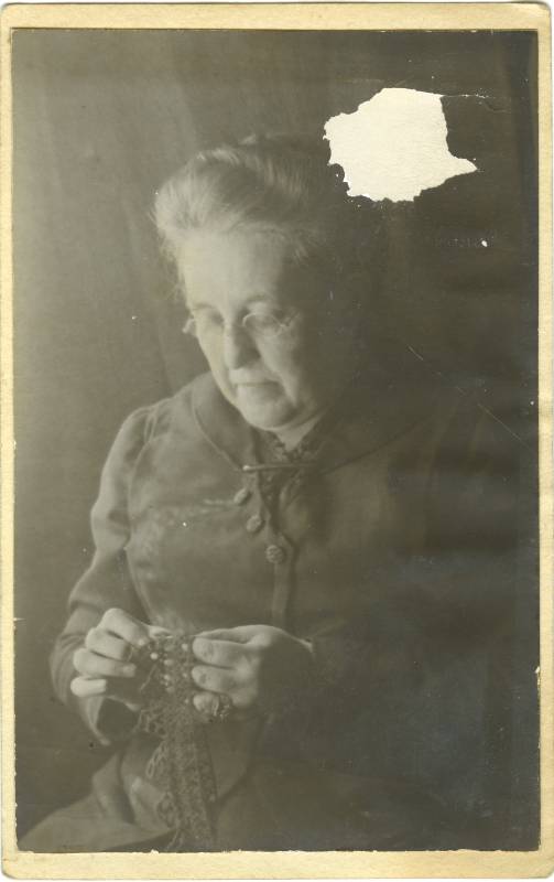 Retrato de una señora haciendo ganchillo.