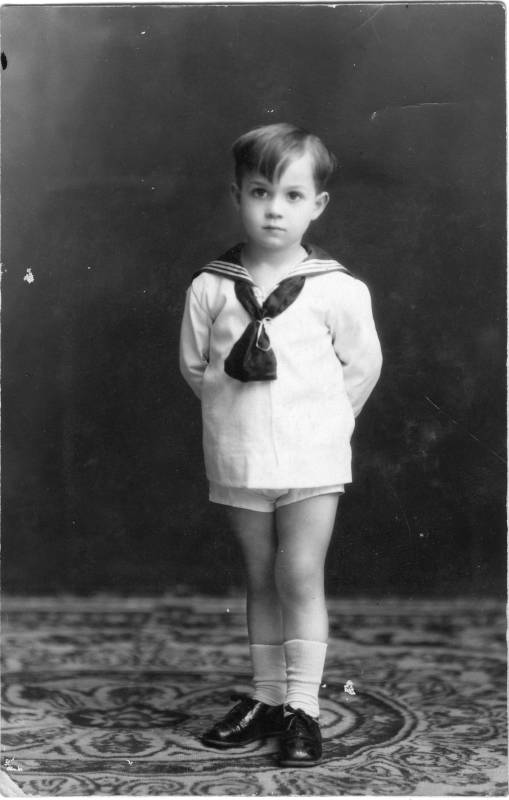 Retrato de niño con traje de marinero y pantalón corto.