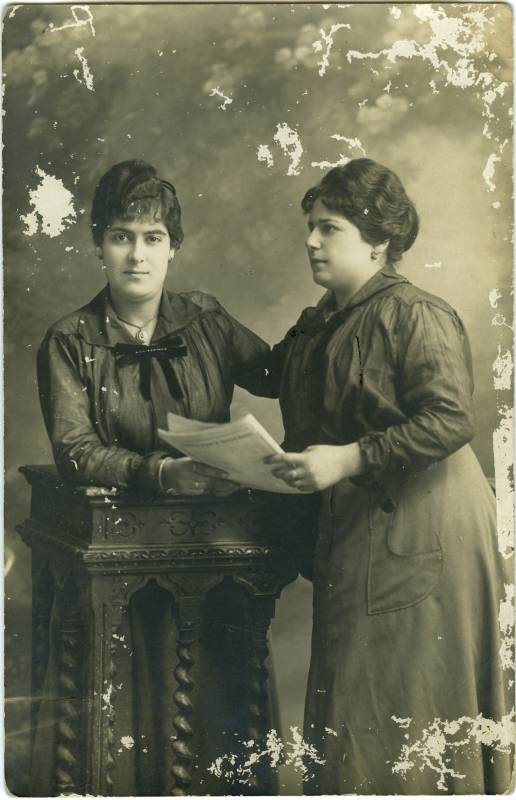 Retrato de las jóvenes María Espín y Lola de Toledo.