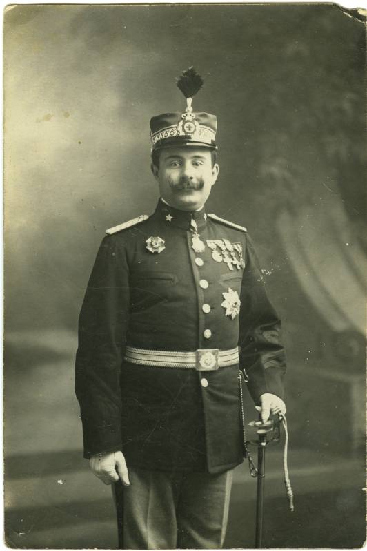 Retrato de oficial del ejército ¿italiano? con traje de gala y medallas.
