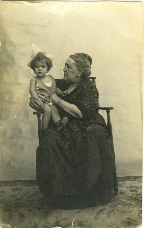 Retrato de señora sentada con niña.