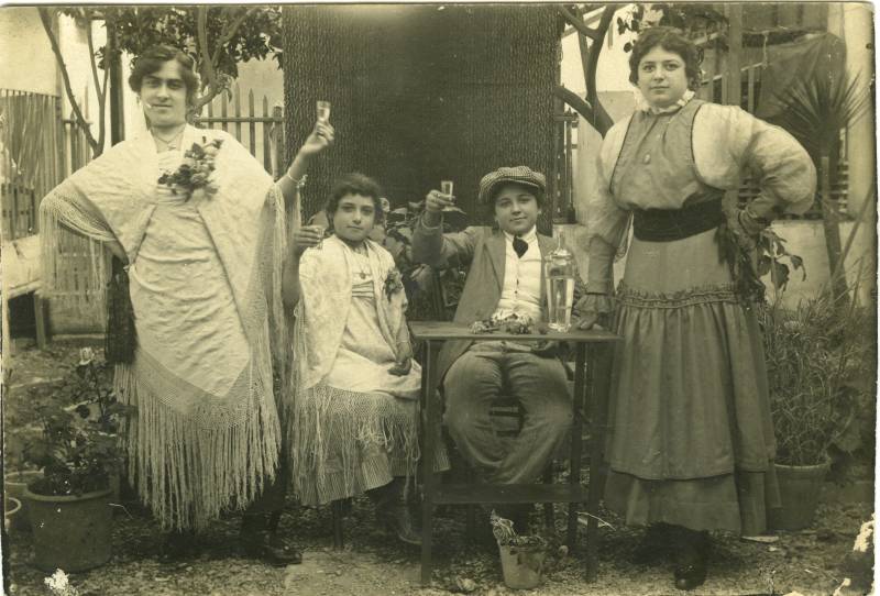 Retrato de las jóvenes María Espín y Lola de Toledo y de las niñas Carmen y Paquita disfrazadas de andaluzas.