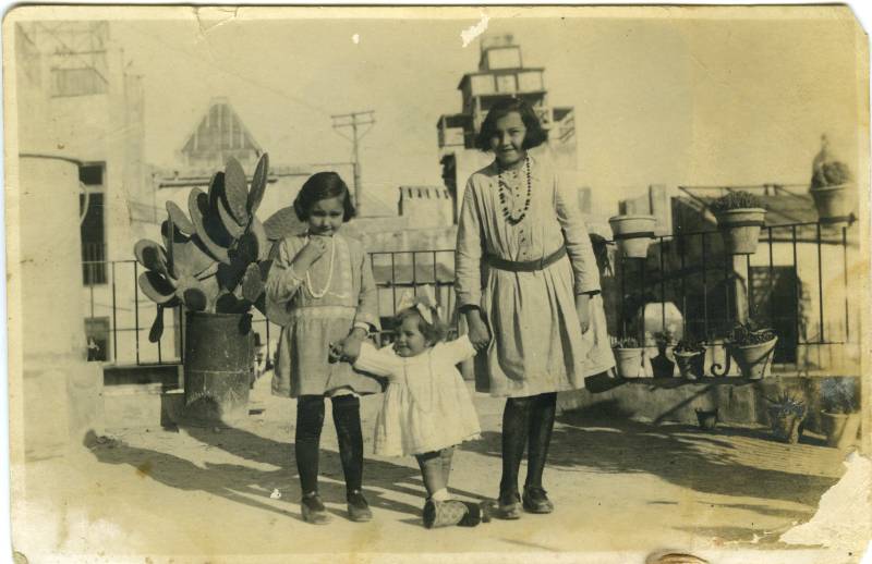 Retrato de tres niñas en la azotea.