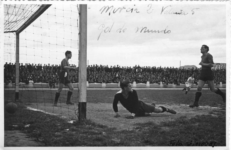 Gol de Edmundo Suárez, 'Mundo', jugador del Valencia CF, al Real Murcia (1941)