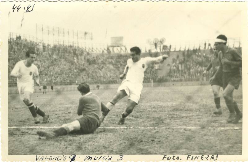 Ataque de Amadeo y Edmundo Suárez, Mundo, delanteros del Valencia CF, ante Trías, portero del Real Murcia (1945)