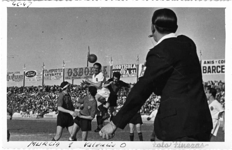 Lance en el partido entre el Real Murcia y el Valencia CF (1947)
