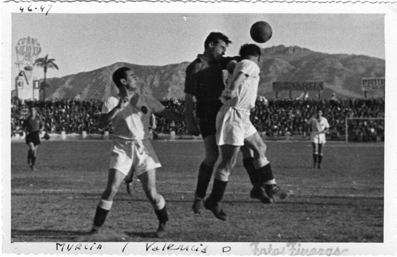 Disputa de cabeza por el balón entre Gorostiza, jugador del Valencia, y el murcianista Mieza en el partido entre el Real Murcia y el Valencia CF (1947)