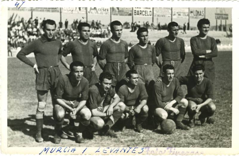 El equipo del Levante Unión Deportiva posando antes del encuentro con el Real Murcia (1949).