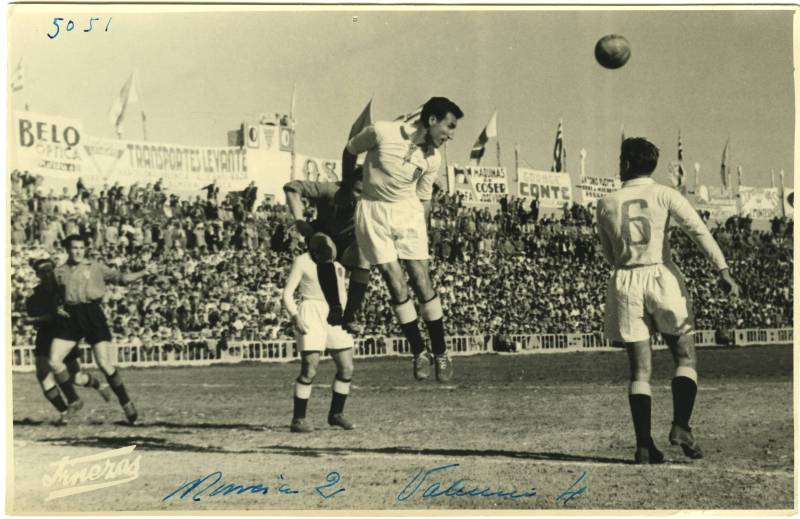 Remate de cabeza de Santacatalina, jugador del Valencia CF, en el encuentro ante el Real Murcia (1951).