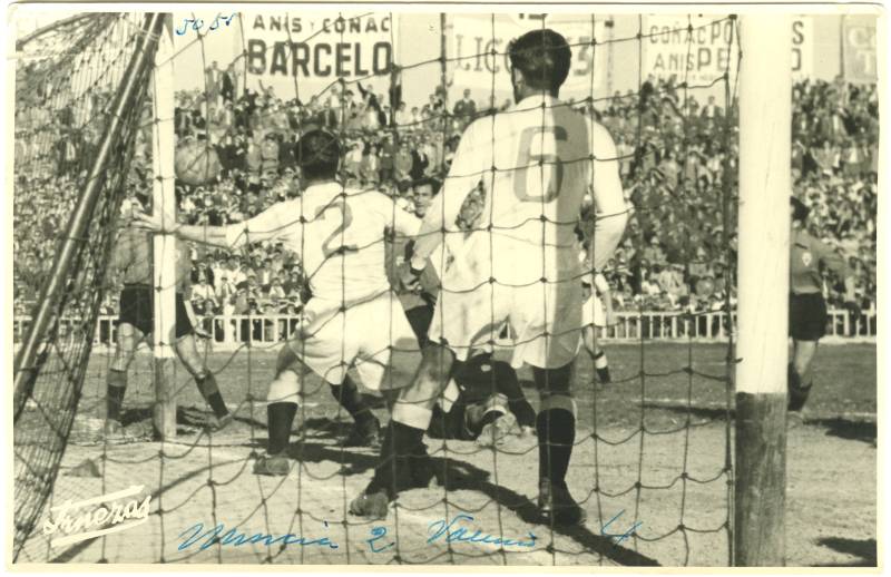 Los jugadores Asensi y Puchades, del Valencia CF, intentando cubrir la portería ante el ataque del Real Murcia (1951).