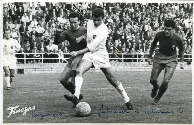 Ricardo, del Valencia CF, controla la pelota entre los jugadores del Real Murcia Chanco (a la izquierda) y Foncho, en el partido de ida de la Copa (1960).