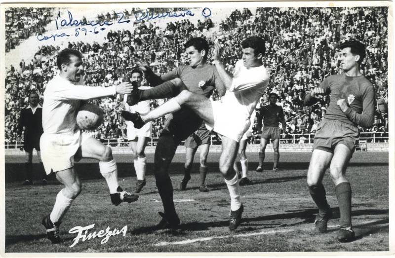 Ricardo y Mañó, jugadores del Valencia CF, disputando un balón con Foncho, del Real Murcia, en el partido de ida de la Copa (1960).